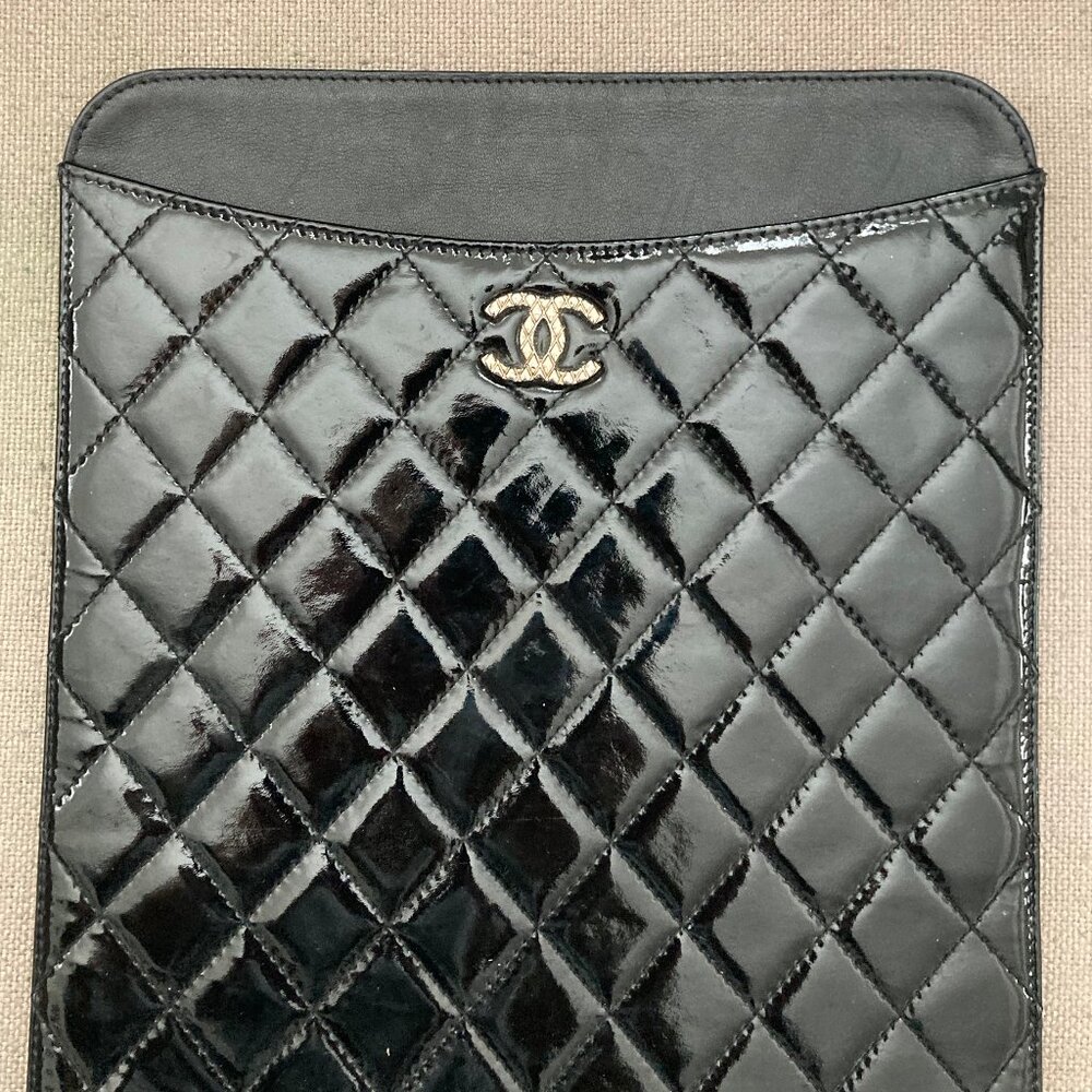 Gently Used Chanel Black Quilted Patent Leather CC Shiny Brilliant iPad Case - Picture 8 of 9
